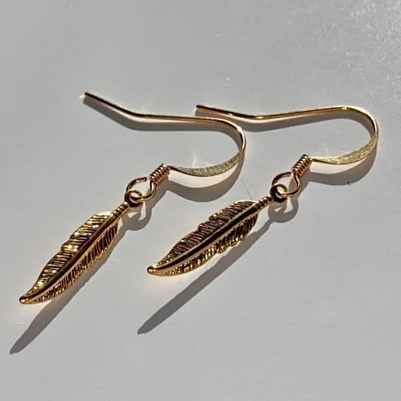 ❤️ Gold Plated Feather Earrings - Picture 1 of 9
